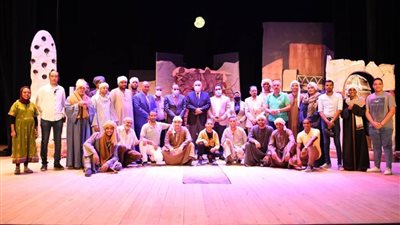 محافظ قنا يشهد العرض المسرحي 