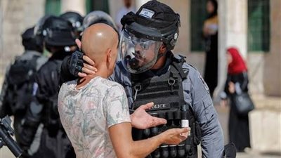 الاحتلال الإسرائيلي يعتقل شابًا فلسطينيًا في الخليل عقب الاعتداء عليه