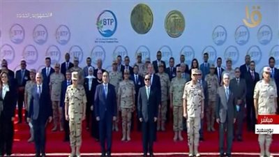 الرئيس السيسي يلتقط صورة تذكارية عقب افتتاح محطة معالجة بحر البقر