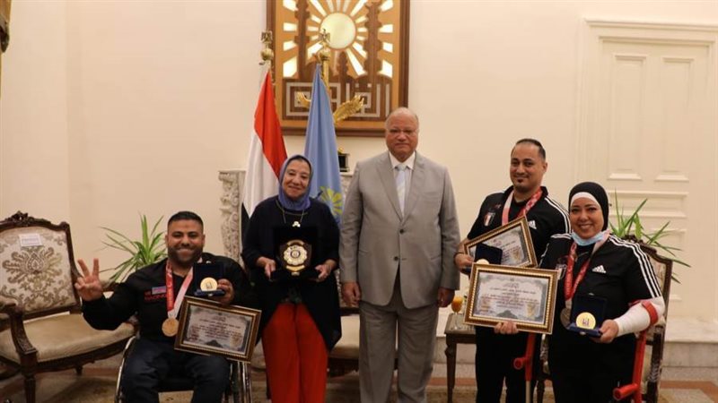 محافظ القاهرة مع