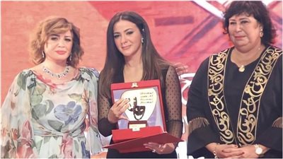 صور| دنيا سمير غانم تنهار في أول ظهور بعد وفاة والديها