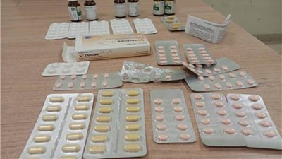 ضبط عاطل بحوزته كمية كبيرة من الأقراص والأمبولات المخدرة 