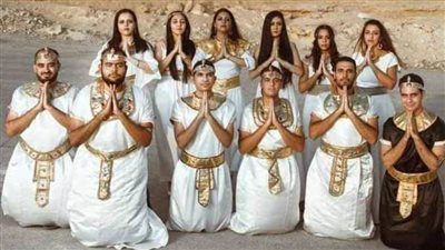 عاجل| أحفاد أول شهيد في العسكرية المصرية يحتفلون بالملابس الفرعونية