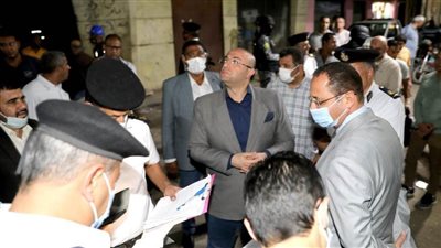 محافظ بني سويف ومدير الأمن يتفقدان منزلًا تصدع للاطمئنان على سلامة الأهالي 