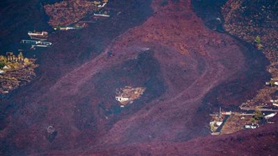 حمم بركان جزيرة لا بالما تصل إلى البحر ومخاوف من انبعاثات سامّة