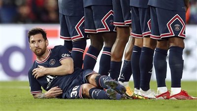 منبطح أرضًا..تصرف ميسي يثير جدل ودهشة الجميع