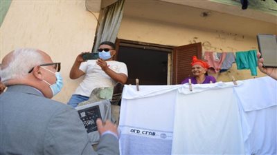 محافظ بورسعيد يستجيب لسيدة مُسنة بسداد متأخرات إيجار مسكنها