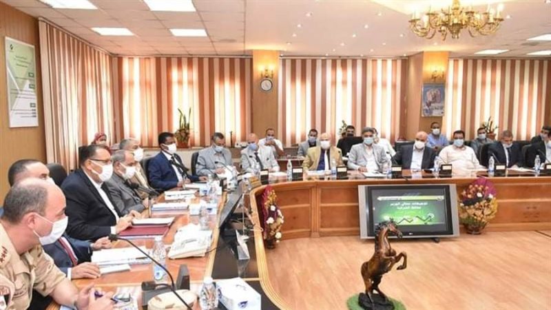 محافظ الشرقية خلال