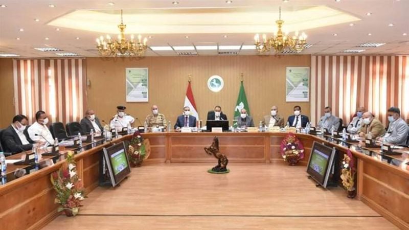 محافظ الشرقية خلال