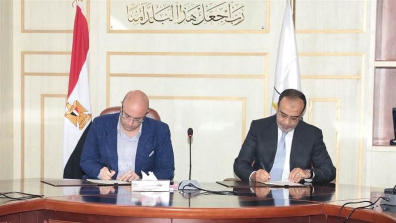 محافظ بني سويف يوقع