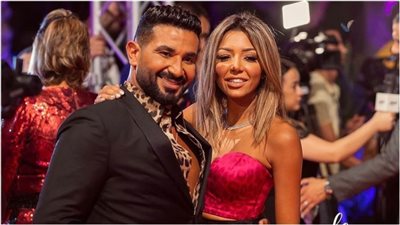 شاهد علياء بسيوني تقبل يد زوجها أحمد سعد على الهواء