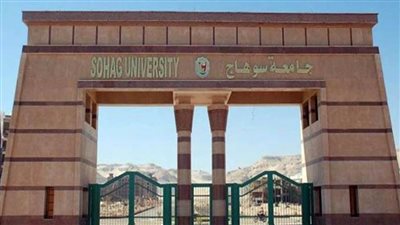 الجامعة البريطانية تهدي ٣٥٥ كتاباً لمكتبة جامعة سوهاج المركزية 