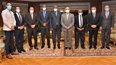 وزير الطيران يلتقي وزير السياحة والبيئة لجمهورية القمر المتحدة وسفيرها بالقاهرة