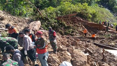 مصرع 7 أشخاص جراء وقوع انهيار أرضي في إندونيسيا