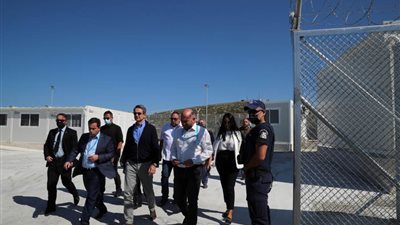 رئيس وزراء اليونان: سحقنا شبكات تهريب المهاجرين