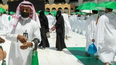 شؤون الحرمين توزيع (5000) مظلة بالمسجد الحرام