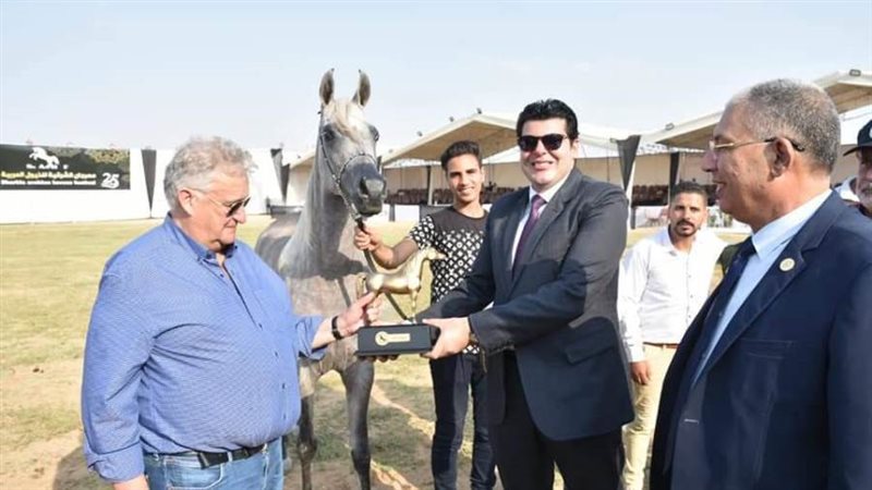 نائب المحافظ مع أحد