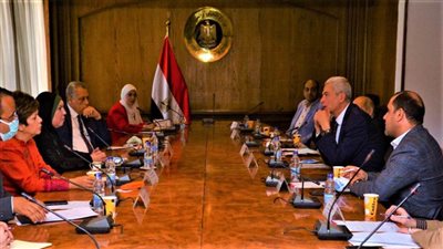 نيفين جامع: إقامة سلسلة معارض بالقاهرة والمحافظات لتوفير احتياجات الأطباء