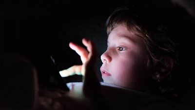 دراسة تحذر من أثر استخدام الهاتف الذكي وقت النوم على الأطفال!