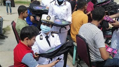 حقائب مدرسية هدية مديرية أمن البحيرة للطلاب ذوى الاحتياجات الخاصة