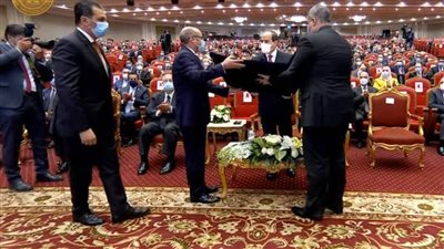 الرئيس السيسي يتسلم درع القضاء المصري