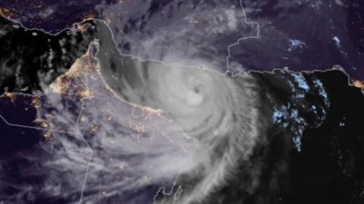 آخر تطورات إعصار شاهين.. سلطنة عُمان تفعل خطة الطوارئ وتعلن إجازة ليومين