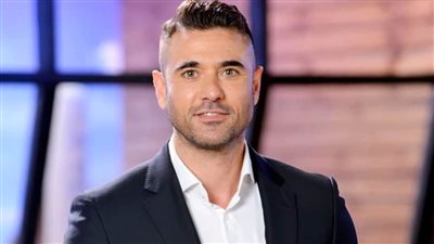 شاهد رد فعل أحمد عز عندما طلب منه شاب أن يساعده بأموال
