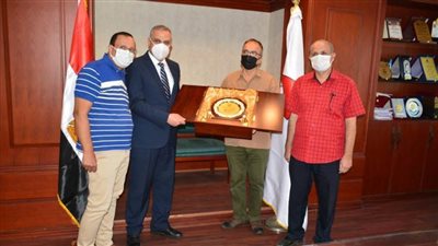 محافظ سوهاج يتلقى درع نقابة الأطباء