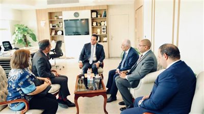 وزير التعليم العالي يناقش مشروع رفع كفاءة فرق التمريض بالمستشفيات الجامعية
