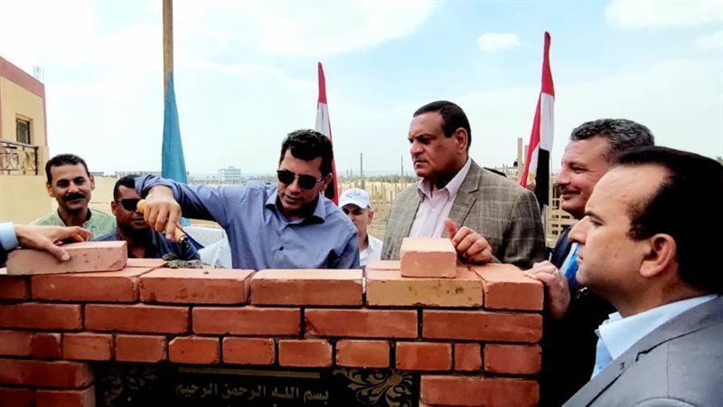 وزير الشباب يضع حجر