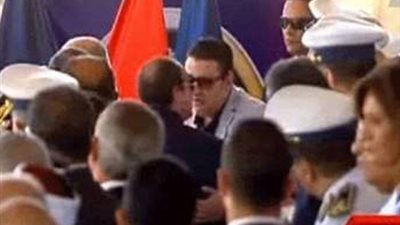 السيسى يقف لمصافحة ضابط فقد قدميه وعينه فى حادث إرهابى بالعريش