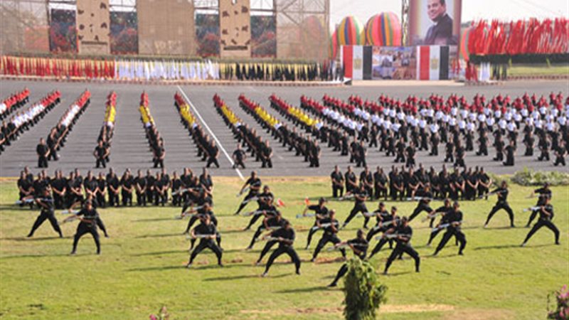 طلاب الشرطة يستعرضون