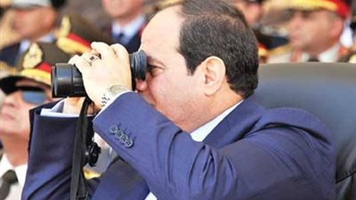 السيسي يشهد عرضاً عسكرياً من قوات المظلات بحفل الكلية الحربية