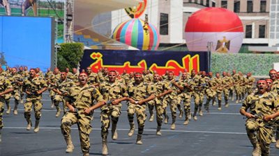 الرئيس السيسي يشهد مراسم تسليم وتسلم القيادة بين طلاب الكلية الحربية