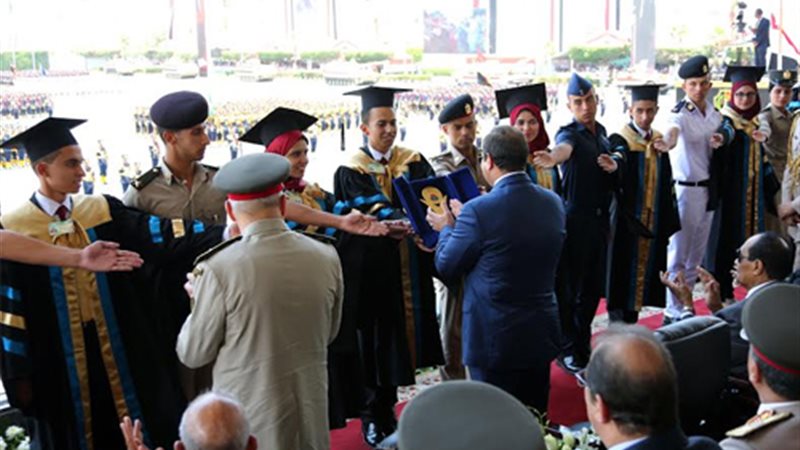 الرئيس السيسي يقلد