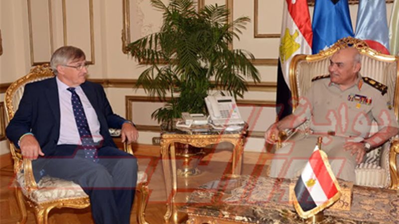 وزير الدفاع يلتقي