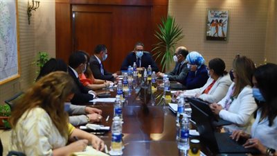 العناني يجتمع مع لجنة التنشيط السياحي