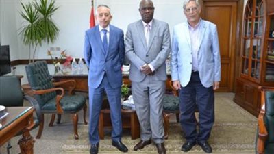 نائب رئيس جامعة الإسكندرية يبحث مع السفير الأوغندي سبل تعزيز التعاون