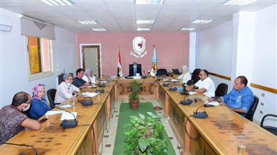 جامعة سوهاج تناقش مشروع تطبيق جودة وسلامة الغذاء على مطاعم ومستشفيات الجامعة