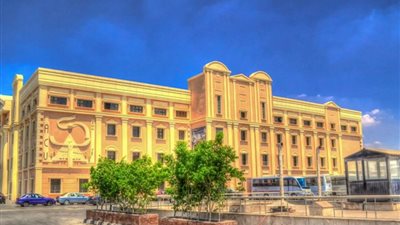 جامعة القاهرة تمنح 