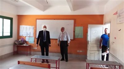 إحلال مراوح الأسقف بمدارس القاهرة بمراوح حائط جانبية