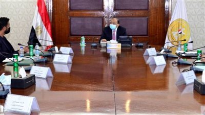 وزير التنمية المحلية يبحث مع شركة 