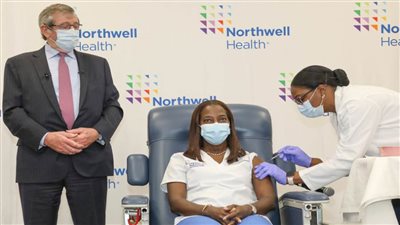 أكبر مقدم لخدمات الرعاية الصحية في نيويورك يفصل 1400 موظف لم يحصلوا على التطعيم الإلزامي