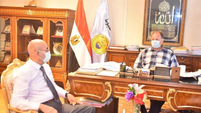 محافظ أسيوط يناقش