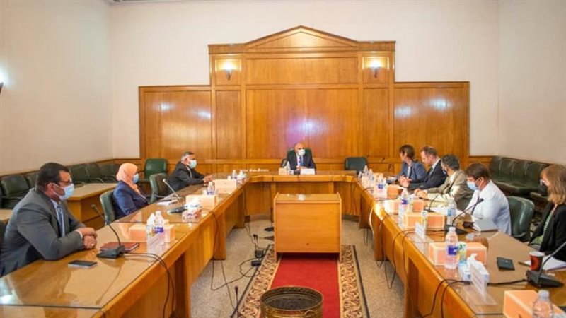 وزير الرى يلتقى ممثلة