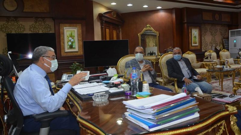 محافظ المنيا خلال