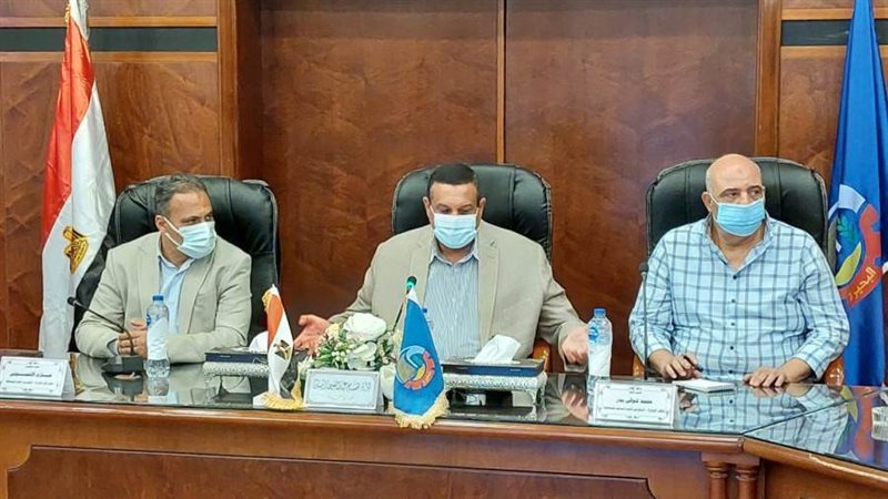 محافظ البحيرة خلال