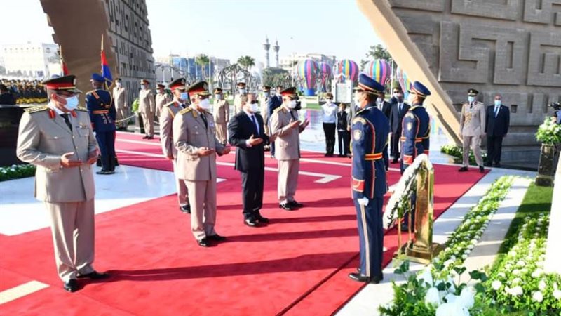 الرئيس السيسي يقرأ