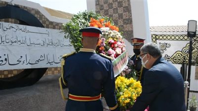 محافظ المنيا يضع إكليلا من الزهور على النصب التذكاري خلال الاحتفالات بالذكرى الـ 48 لنصر أكتوبر