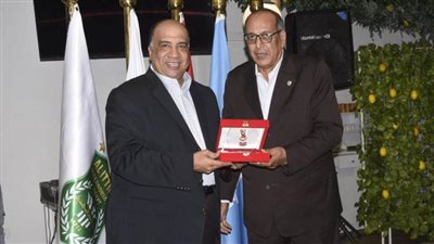 بالصور.. الأهلي يتبادل الدروع مع «مصيلحي» و«القرقاوي» في البطولة العربية لـ«رجال السلة»